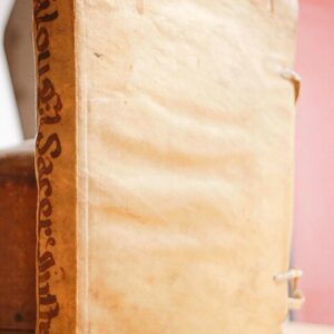 El Sacerdote instruido, y enseñado en la antigüedad, origen, autoridad, y práctica de cada una de las ceremonias de la Missa. Por el Licenciado...