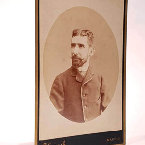 Tarjeta de visita hombre bizco. M. Alviach, s. XIX.  Madrid Puerta del Sol, 14.