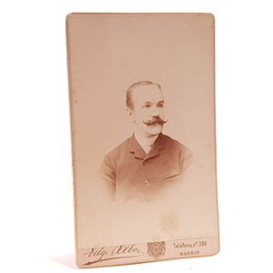 Tarjeta de visita de Manuel Guisado. Edgardo Debas. 1887.  Madrid Puerta del Sol, 3.