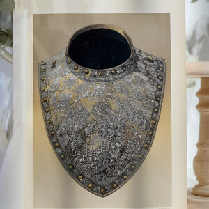 [Cromolitografía]. Magnífico Gorguerín de hierro con relieves de plata sobre fondo de oro. Perteneciente a Felipe II.