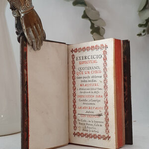 Exercicio Espiritual Quotidiano que un Christiano puede observar todos los días. Oraciones y Meditaciones para el Santo Sacrificio de la Missa. Instrucciones para confessar y Comulgar devotamente sacado de Varios Autores.